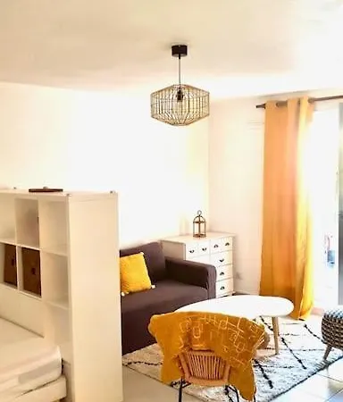Cosy Proche Tram Parking Prive Апартаменты